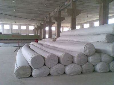 How does the filament geotextile ensure the tight combination of the cloth and the geotextile?